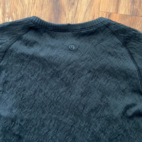 Lululemon Women’s Black Long Sleeve Athletic Top Textured Active Size 4 - Picture 2 of 5